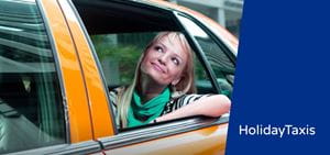 Femme à la fenêtre d'une voiture