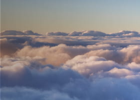 Photo du ciel vu du hublot d'un avion